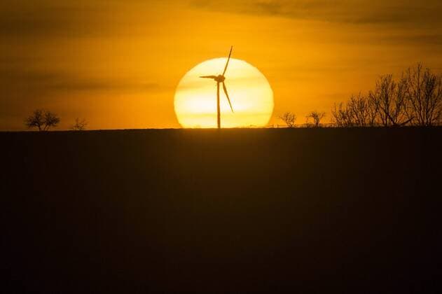 Ein Windrad zeichnet sich hinter der untergehenden Sonne ab. Schlegel, 25.02.2019. Schlegel Deutschland *** A wind turbine stands out behind the setting sun from Schlegel 25 02 2019 Schlegel Germany Copyright: xFlorianxGaertner photothek.netx