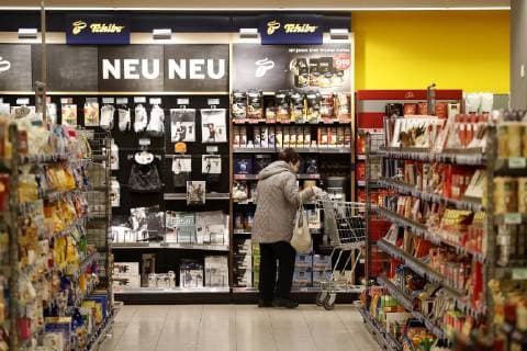 10.01.2019 Dresden Junior Konsum Genossenschaft Frau kauft ein *** 10 01 2019 Dresden Junior Consumer Cooperative Woman buys