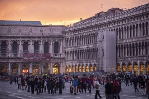 Stadtansichten von Venedig - Kommunalrat gestattet Eintrittsgeld für italienische Kanalstadt Venedig, 11.02.2019 - Zahlreiche Touristen laufen über den Markusplatz in Venedig. Der Kommunalrat hat die Pläne der Stadtverwaltung von Venedig genehmigt, nach denen künftig ein Eintrittsgeld für die Kanalstadt im Nordosten Italiens erhoben wird. Das berichteten mehrere Zeitungen unter Berufung auf einen Bericht der Nachrichtenagentur dpa. Bereits ab Mai sollen Tagestouristen drei Euro zahlen. Dieser Betrag soll in den kommenden Jahren schrittweise angehoben werden. Hotelgäste sollen hiervon befreit bleiben, zahlen allerdings bereits eine Kurtaxe. *** City views of Venice Municipal Council allows entrance fee for Italian canal city Venice 11 02 2019 Numerous tourists walk across St Marks Square in Venice The Municipal Council has approved t VENEZIA