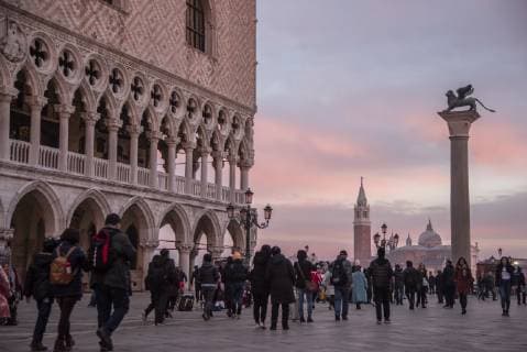 Stadtansichten von Venedig - Kommunalrat gestattet Eintrittsgeld für italienische Kanalstadt Venedig, 11.02.2019 - Zahlreiche Touristen laufen über den Markusplatz in Venedig. Der Kommunalrat hat die Pläne der Stadtverwaltung von Venedig genehmigt, nach denen künftig ein Eintrittsgeld für die Kanalstadt im Nordosten Italiens erhoben wird. Das berichteten mehrere Zeitungen unter Berufung auf einen Bericht der Nachrichtenagentur dpa. Bereits ab Mai sollen Tagestouristen drei Euro zahlen. Dieser Betrag soll in den kommenden Jahren schrittweise angehoben werden. Hotelgäste sollen hiervon befreit bleiben, zahlen allerdings bereits eine Kurtaxe. *** City views of Venice Municipal Council allows entrance fee for Italian canal city Venice 11 02 2019 Numerous tourists walk across St Marks Square in Venice The Municipal Council has approved t VENEZIA
