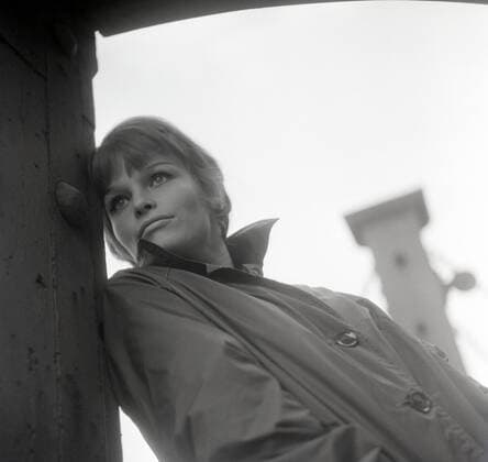 01.04.1963, Berlin, DDR - Angelica Domroese, Schauspielerin. (Angelica Domroese, aussen, Aussenaufnahme, Berlin, DDR, deutsch, Deutsche Demokratische Republik, Deutschland, Domroese, Europa, europaeisch, Fernsehen, Film, Filmschauspielerin, GDR, historisch, Mensch, Persoenlichkeit, Person, pmscartandhistory, Portraet, Portrait, QF, Quadrat, Querformat, s w, Schauspielerin, schwarz weiss, schwarz-weiss, Schwarzweiss, Theaterschauspielerin, Westeuropa, Zeitdokument, Zeitgeschichte) 630401KF514DOMROESE.JPG *** 01 04 1963 Berlin GDR Angelica Domroese actress Angelica Domroese outside outdoor shot Berlin GDR German Democratic Republic Germany Domroese Europe European television film film actress GDR historical human personality person pmscartandhistory portrait QF square landscape s w actress black white black white theatre actress Western Eu