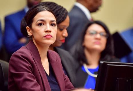 Berühmte Feministinnen, Alexandria Ocasio-Cortez Congresswoman Alexandria Ocasio-Cortez waits for Michael D. Cohen to testify before the House Oversight Committee on February 27, 2019 in Washington DC. Cohen, once one of President Trump s most trusted aides and lawyers, took the witness stand for his first and only public appearance before Congress on Wednesday to discuss the President s personal character and possible criminal conduct.  WAP20190227910 KEVINxDIETSCH