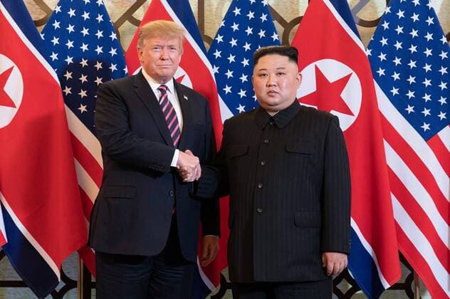 News Themen der Woche KW09 News Bilder des Tages President Donald J. Trump is greeted by Kim Jong Un, Chairman of the State Affairs Commission of the Democratic People?s Republic of Korea, on February 27, 2019, at the Sofitel Legend Metropole hotel in Hanoi, for their second summit meeting. White House  WAX2019022709 SHEALAHxCRAGIHEAD