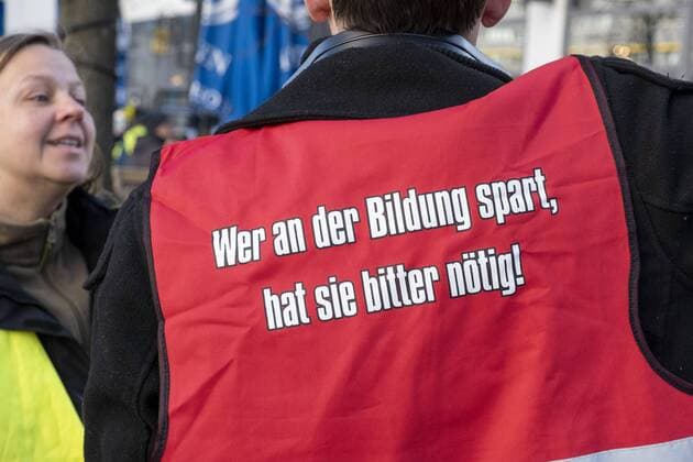 News Themen der Woche KW09 News Bilder des Tages Beschäftige des Sozial- und Erziehungsdienstes, zumeist Lehrer, Erizeher und Mitarbeiter der Jugend- und Sozialdienste bei der Demonstratrion am zweiten Tag des zweitägigen Wanrstreiks in Berlin, bei dem sich auch die Beschäftigten der öffentlichen Verwaltung dem Warnstreik anschlossen. Zum Warnstreik aufgerufen hatten die Gewerkschaften Verdi und GEW. Warnstreik der Beschäftigen des Sozial- und Erziehungsdienstes und der Mitarbeiter der öffentlichen Verwaltung in Berlin *** Employees of the social and educational service mostly teachers Erizeher and employees of the youth and social services during the demonstration on the second day of the two-day Wanr strike in Berlin during which also the employees of the public administration joined the warning strike The trade unions Verdi and GEW had called for a warning strike Warning strike of th