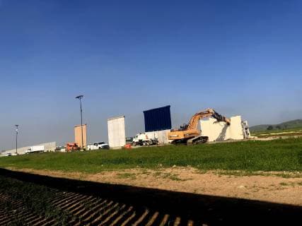 Machinery collapses one of the eight prototypes of the border wall between Mexico and the United States, in Tijuana, Mexico, 27 February 2019. The Federal Government is toppling the eight border fence prototypes that were inspected in March last year by the country s President Donald Trump on the US border in San Diego and Mexico. USA demolishes prototypes of Trump s border wall !ACHTUNG: NUR REDAKTIONELLE NUTZUNG!  Copyright: xALEXANDRAxMENDOZAx AME355 20190227-636869007089348130