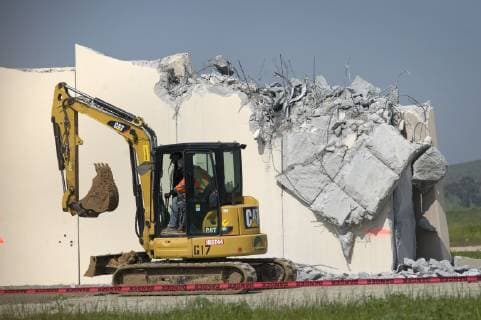A photograph taken from the mexican side of the border shows a machine that demolishes one of the eight prototypes of the border wall in San Diego, USA, 27 February 2019. The federal government topples on Wednesday in San Diego, California, the eight prototypes of the border wall that were inspected in March last year by the country s president, Donald Trump, on the US-Mexico border. USA demolishes prototypes of Trump s border wall !ACHTUNG: NUR REDAKTIONELLE NUTZUNG!  Copyright: xDavidxMaungx AME420 20190227-636869085725921402