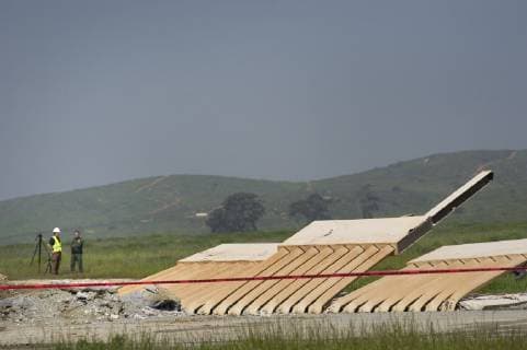 A photograph taken from the mexican side of the border shows US. authorities and a worker next to one of the eight prototypes of the border wall in San Diego, USA, 27 February 2019. The federal government demolished on Wednesday in San Diego, California, the eight prototypes of the border wall that were inspected in March last year by the country s president, Donald Trump, on the US-Mexico border. USA demolishes prototypes of Trump s border wall !ACHTUNG: NUR REDAKTIONELLE NUTZUNG!  Copyright: xDavidxMaungx AME416 20190227-636869086989815891