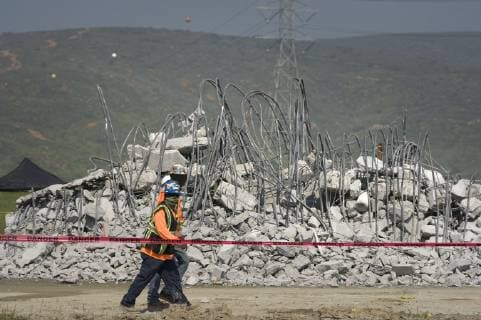 A photograph taken from the mexican side of the border shows workers next to one of the eight prototypes of the border wall in San Diego, USA, 27 February 2019. The federal government demolished on Wednesday in San Diego, California, the eight prototypes of the border wall that were inspected in March last year by the country s president, Donald Trump, on the US-Mexico border. USA demolishes prototypes of Trump s border wall !ACHTUNG: NUR REDAKTIONELLE NUTZUNG!  Copyright: xDavidxMaungx AME418 20190227-636869087612603110
