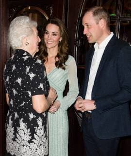 Visite du prince William et de la duchesse Kate en Irland du Nord. PAP02192129 BELFAST, NORTHERN IRELAND - FEBRUARY 27: Catherine, Duchess of Cambridge pulls a pint of beer as Prince William, Duke of Cambridge looks on during a visit to Empire Music Hall Belfast on February 27, 2019 in Belfast, Northern Ireland. Prince William last visited Belfast in October 2017 without his wife, Catherine, Duchess of Cambridge, who was then pregnant with the couple s third child. This time they concentrate on the young people of Northern Ireland. Their engagements include a visit to Windsor Park Stadium, home of the Irish Football Association, activities at the Roscor Youth Village in Fermanagh, a party at the Belfast Empire Hall, Cinemagic -a charity that uses film, television and digital technologies to inspire young people and finally dropping in on Copyright: xPapixsx xStarfacex STAR_235827_057