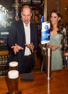 Visite du prince William et de la duchesse Kate en Irland du Nord. PAP02192129 BELFAST, NORTHERN IRELAND - FEBRUARY 27: Catherine, Duchess of Cambridge pulls a pint of beer as Prince William, Duke of Cambridge looks on during a visit to Empire Music Hall Belfast on February 27, 2019 in Belfast, Northern Ireland. Prince William last visited Belfast in October 2017 without his wife, Catherine, Duchess of Cambridge, who was then pregnant with the couple s third child. This time they concentrate on the young people of Northern Ireland. Their engagements include a visit to Windsor Park Stadium, home of the Irish Football Association, activities at the Roscor Youth Village in Fermanagh, a party at the Belfast Empire Hall, Cinemagic -a charity that uses film, television and digital technologies to inspire young people and finally dropping in on Copyright: xPapixsx xStarfacex STAR_235827_071