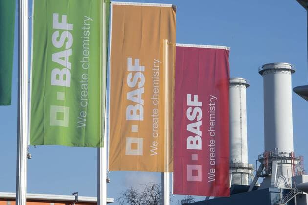 Flaggen mit dem BASF-Logo vor dem Werk, Schornstein, feature, Randmotiv, Symbolfoto, Bilanzpressekonferenz der BASF SE in Ludwigshafen am 26.02.2019.