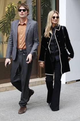 Entertainment Themen der Woche KW09 Entertainment Bilder des Tages February 28, 2019 - Paris, France - Kate Moss and her boyfriend Nikolai von Bismarck leave the Ritz hotel and do some shopping at the jewelry store in Paris, France, on february 28, 2019. Paris France  - ZUMAn230 20190228_zaa_n230_378 Copyright: xMehdixTaamallahx