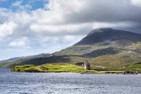 United Kingdom, Scotland, Scottish Highland, Sutherland, Ardvreck Castle, Loch Assynt, Spidean Coinich mountain in the background  ELF01953