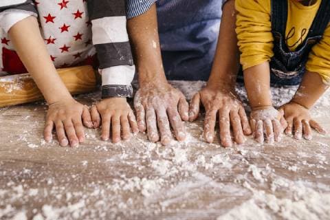 IMAGO Creative: Internationaler Frauentag, Mental Load und Care-Arbeit Mother and children with flour on their hands, partial view model released Symbolfoto property released  JRFF02342