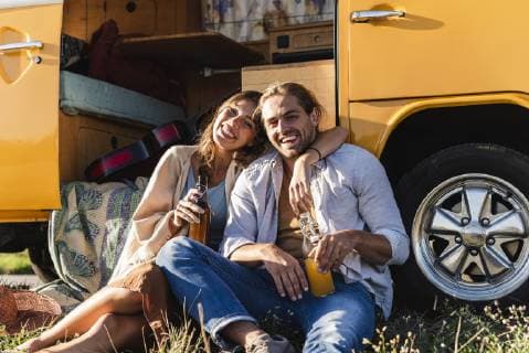 Affectionate couple on a road trip, taking a break, drinking soft drinks model released Symbolfoto  UUF16177