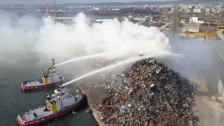 News Themen der Woche KW09 News Bilder des Tages March 2, 2019 - Varna, Bulgaria - An aerial view of a big industrial fire which has erupted at a scrap metal yard in a ship port in the Black sea town of Varna, Bulgaria, on 2 March 2019. The fire has caused close the port and and blocked marine and part of a road traffic at the area due the smoke and rescue acttivitis. Varna Bulgaria  - ZUMAn230 20190302_zaa_n230_144 Copyright: xImpactxPressxGroupx