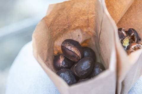 IMAGO Creative: Herbst, Kulinarische Klassiker Chestnuts in paper bag  MMAF00722