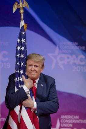 News Themen der Woche KW09 Entertainment Themen der Woche KW09 News Bilder des Tages Entertainment Bilder des Tages President Donald Trump hugs the U.S. flag during the Conservative Political Action Conference (CPAC), March 2, 2019, in National Harbor, Maryland. Thousands of conservative activists, Republicans and Tea Party Patriots gathered to hear politicians and radio and TV hosts speak, lobby and network for the conservative cause.  WAX20190402203 TASOSxKATOPODIS