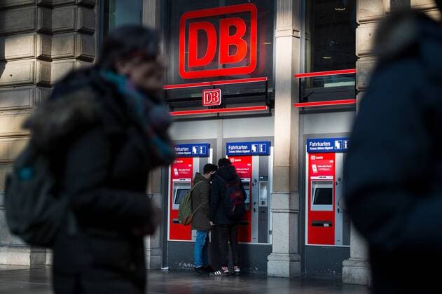Hauptbahnhof ICE 28.02.2019 Frankfurt x1x Hauptbahnhof, Menschen stehen an den Fahrkartenautomaten vor dem Reisezentrum der Deutschen Bahn. In Vordergrund laufen Menschen vorbei. Frankfurt Frankfurt Hessen Germany