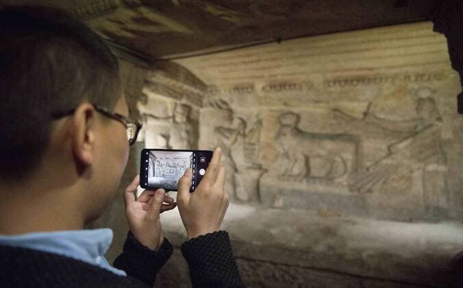 News Themen der Woche KW09 News Bilder des Tages (190303) -- ALEXANDRIA (EGYPT), March 3, 2019 -- A man takes photos in ancient Kom al-Shoqafa tombs in the northern seaside Alexandria province, Egypt, on March 3, 2019. The Egyptian Ministry of Antiquities celebrated on Sunday the completion of a project removing underground water from 2,000-year-old catacombs in the northern seaside province of Alexandria dating back to the Greco-Roman era. ) EGYPT-ALEXANDRIA-GRECO-ROMAN CATACOMBS WuxHuiwo 