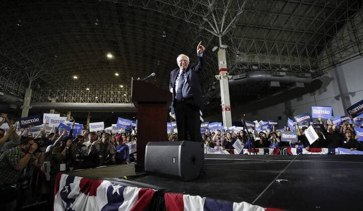 News Themen der Woche KW09 News Bilder des Tages Sen. Bernie Sanders points to supporters after speaking at second event of his presidential campaign for the 2020 election at Navy Pier in Chicago on March 3, 2019.  KSK2019030319 KAMILxKRZACZYNSKI