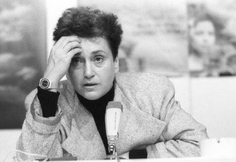 Valie Export (Künstlerin) 02 85 rag Valie Export während der Berliner Filmfestspiele 15. - 26. Februar 1985 Berlin Festspiele Berlinale Österreich Österreicherin österreichische Frau Film Kino Kunst Filmemacherin Regisseurin austrian female artist director quer Portrait halb sitzend sprechend nachdenklich gestikulierend Stirn kratzend sw *** Valie Export artist 02 85 rag Valie Export during the Berliner Filmfestspiele 15 26 February 1985 Berlin Festival Berlinale Austria Austrian Austrian woman film cinema art filmmaker director austrian female artist director transverse portrait half sitting speaking contemplative gesticulating forehead scratching bw