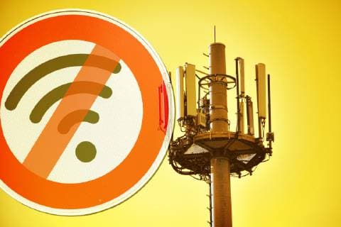 FOTOMONTAGE, Sendemast und Kein-Empfang-Schild, Symbolfoto Funkloch *** PHOTOMONTAGE Transmission mast and no reception sign Symbol photo Radio hole ** NUR FUER REDAKTIONELLE ZWECKE ** EDITORIAL USE ONLY **