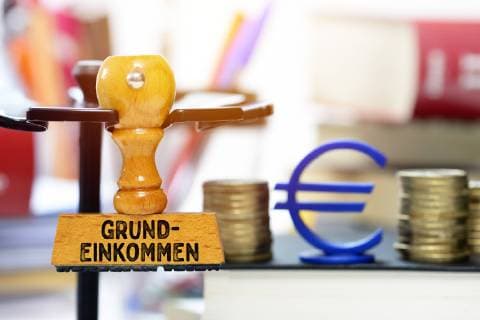 FOTOMONTAGE, Stempel mit der Aufschrift Grundeinkommen