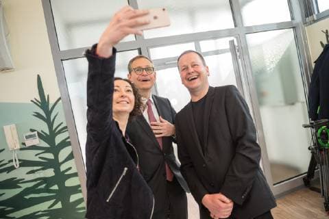 Politik Berlin PK Rot-Rot-Gruen Pressekonferenz des Regierenden Buergermeisters, Michael Mueller (SPD) und der Buergermeisterin Ramona Pop (Buendnis 90 Die Gruenen) sowie dem Buergermeister Dr. Klaus Lederer (Linkspartei) zum Thema Zweieinhalb Jahre Rot-Rot-Gruen . Im Bild Ramona Pop (links) macht nach der Pressekonferenz einen Selfie mit, Michael Mueller (mitte) und Klaus Lederer (rechts). 5.3.2019, Berlin *** Politics Berlin PK Red Red Green Press conference of the governing mayor Michael Mueller SPD and the mayor Ramona Pop Buendnis 90 The Greens as well as the mayor Dr Klaus Lederer Left Party on the topic Two and a half years Red Green In the picture Ramona Pop left, after the press conference, makes a selfie with Michael Mueller middle and Klaus Lederer right 5 3 2019 Berlin