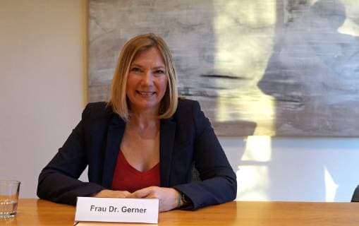 Die 51-jährige Journalistin Yvette Gerner ist am 5. März 2019 vom Radio-Bremen-Rundfunkrat zur neuen Intendantin der kleinsten ARD-Anstalt gewählt worden (hier bei einer Pressekonferenz nach ihrer Wahl). Sie übernimmt zum 1. August die Nachfolge von Jan Metzger. Gerner wurde in Ludwigshafen geboren, wuchs in Speyer auf und arbeitete zuletzt als Chefin vom Dienst in der ZDF-Chefredaktion. *** The 51-year-old journalist Yvette Gerner was elected as the new artistic director of the smallest ARD institution on 5 March 2019 by the Radio Bremen Broadcasting Council at a press conference after her election She succeeds Jan Metzger Gerner born in Ludwigshafen on 1 August grew up in Speyer and most recently worked as head of the service in the ZDF editor-in-chief