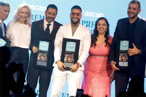Colombian singer Maluma (C) poses after receiving the Composer of the Year award during the 27th edition of the American Society of Composers, Authors and Publishers (ASCAP) Latin Music Awards, in San Juan, Puerto Rico, 05 March 2019. ASCAP Latin Music Awards !ACHTUNG: NUR REDAKTIONELLE NUTZUNG!  Copyright: xThaisxLlorcax AME3247 20190306-636874446093628715