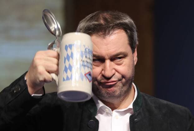 News Themen der Woche KW10 News Bilder des Tages Politischer Aschermittwoch der CSU in Passau Dr. Markus Söder trinkt eine Maß Bier, Passau Deutschland Dreiländerhalle *** Political Ash Wednesday of the CSU in Passau Dr Markus Söder drinks a measure of beer Passau Germany Dreiländerhalle