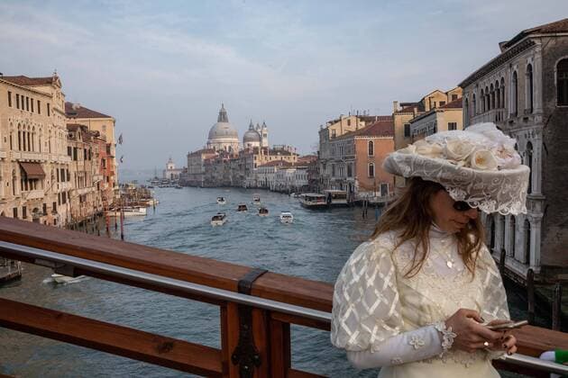 Reveller wearing a period costume takes part in the Venice Carnival in Venice, Italy, on March 2, 2019  Copyright: xChristophexMorinx