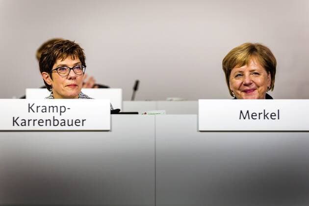 Annegret Kramp-Karrenbauer (Kandidatin für den CDU-Vorsitz) und Bundeskanzlerin Angela Merkel . Parteitag der Partei CDU in den Hamburger Messehallen - 07.12.2018 - Hamburg. Auf dem 31. Parteitag der CDU Deutschlands am 7. 8. Dezember 2018 wird u.a. CDU-Vorsitzende neu gewählt. Hamburg 07.12.2018 - CDU Bundesparteitag .
