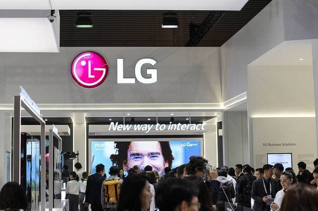 February 28, 2019 - Barcelona, Catalonia, Spain - Congress attendants at LG pavilion, during the Mobile World Congress, on February 28, 2019 in Barcelona, Spain. Barcelona Spain  - ZUMAn230 20190228_zaa_n230_1425 Copyright: xJoanxCrosx