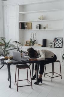 IMAGO Creative: Gesundheit, Burnout Tired freelancer sleeping on her deak model released Symbolfoto property released  BOYF00940