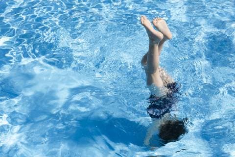 Little girl doing handstand in swimming pool model released Symbolfoto  ERRF00156
