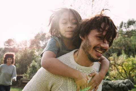 IMAGO Creative, Frühling, Start der Garten-Saison IMAGO Creative: Landleben - Alfresco, Draußen Father carrying son piggyback in a garden in the countryside model released Symbolfoto property released  GEMF02809