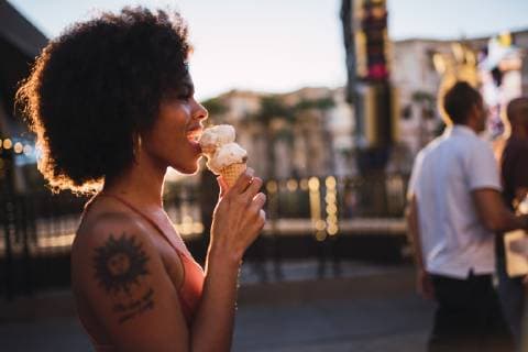 USA, Nevada, Las Vegas, happy young woman eating ice cream in the city model released Symbolfoto  KKAF02901