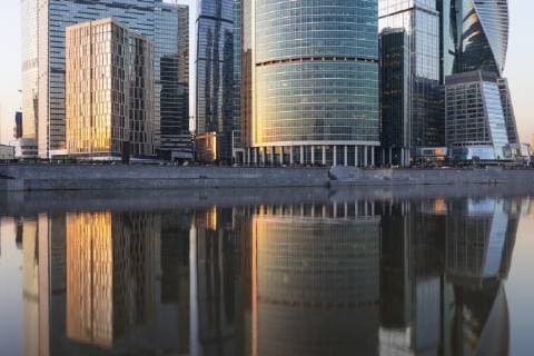 IMAGO Creative: Dichotomien, Reflexionen - Architektur Russia, Moscow, Financial district with modern skyscrapers at sunset  WPEF01127