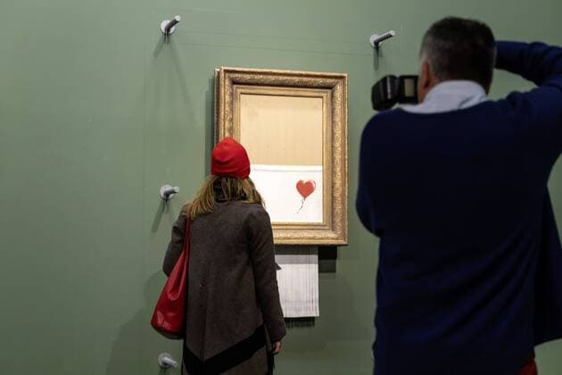 Entertainment Themen der Woche KW10 Entertainment Bilder des Tages DEU, Deutschland, Stuttgart, 07.03.2019: Staatsgalerie Stuttgart mit neuer Attraktion: Das viel-gehypte Kunstwerk Love is in the Bin des Street Art Künstlers Banksy. Die Direktorin der Staatsgalerie, Prof. Dr. Christiane Lange (rechts), bei der Vorstellung. Das zur neuen Ikone erklärte Werk wird als Dauerleihgabe in die Sammlung integriert und hängt derzeit neben einem Gemälde von Rembrandt. Girl with Balloon war Banksys bisher erfolgreichstes Werk. Durch das Schreddern wurde es zu Love is in the Bin. *** DEU Deutschland Stuttgart 07 03 2019 Staatsgalerie Stuttgart with new attraction The much-hyped artwork Love is in the Bin by street art artist Banksy The director of the Staatsgalerie, Prof Dr Christiane Lange, is right at the presentation The work declared a new icon will be integrated into the collection as a