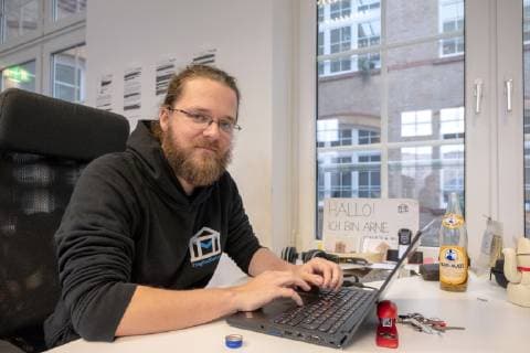 Der Politologe Arne Semsrott vom Verein Open Knowledge Foundation in Berlin (Foto vom 07.02.2019). Der Verein setzt sich fuer offenes Wissen und demokratische Teilhabe im Internet ein. Die Aktivisten haben alle deutschen Gesetze der vergangenen 70 Jahre aus dem Bundesgesetzblatt online gestellt. Duerfen sie das? Denn eigentlich verfuegt ein privater Verlag ueber die Rechte und verdient damit Geld. Jetzt wird die Regierung aktiv. (Siehe epd-Feature vom 07.03.2019) Politologe Arne Semsrott vom Verein Open Knowledge Foundation *** The political scientist Arne Semsrott from the Open Knowledge Foundation association in Berlin Photo from 07 02 2019 The association is committed to open knowledge and democratic participation on the Internet The activists have put all German laws of the past 70 years from the Federal Law Gazette online May the Copyright: epd-bild RolfxZoellner EDITORIAL USE ONLY