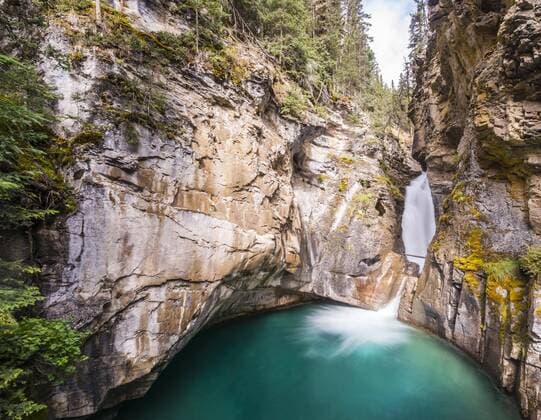 Wasserfall, Lower Falls, Gebirgsfluss in einer Klamm, Johnston Creek im Johnston Canyon, Bow Valley, Banff Nationalpark, Rocky Mountains, Alberta, Kanada, Nordamerika Copyright: imageBROKER/MoritzxWolf ibxmmw04845294.jpg