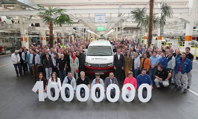 News Themen der Woche KW10 News Bilder des Tages Hannover, VWN , 10-millionstes Fahrzeug rollt vom Band, T6 Caravelle spendet VWN an die Stiftung , Hannoversche Kinderheilanstallt, Auf der Bult, *** Hanover VWN 10 millionth vehicle rolls off the T6 Caravelle belt VWN donates to the Hanover Childrens Hospital Foundation On the Bult