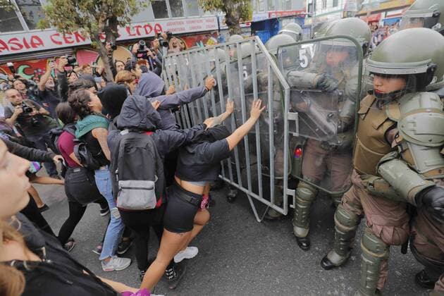 News Themen der Woche KW10 News Bilder des Tages Valparaiso, 8 de marzo 2019. Enfrentamientos entre manifestantes y carabineros en la marcha feminista en conmemoraci—n al 8 de marzo en la ciudad de Valparaiso Leandro Torchio Aton Chile., Valparaiso Chile Aton_290345 *** Valparaiso March 8, 2019 Confrontations between demonstrators and carabineros in the feminist march in commemoration of March 8 in the city of Valparaiso Leandro Torchio Aton Chile Valparaiso Chile Aton 290345  Copyright: LEANDROxTORCHIO ATONxCHILE.