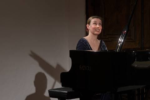 Lesung mit Musik der Kammerschauspielerin Julia Gschnitzer und der bulgarischen Top-Pianistin Biliana Tzinlikowa zum Thema Frauen - meine Kunst lass ich nicht liegen , im Rahmen der Veranstaltungsreihe Frozen Flowers , der Salzkammergut Festwochen in Gmunden, im Klostersaal Traunkichen. Dieses Bild zeigt die bulgarische Top-Pianistin Biliana Tzinlikowa am Flügel 2019 - Lesung mit Musik der Kammerschauspielerin Julia Gschnitzer und der bulgarischen Top-Pianistin Biliana Tzinlikowa zum Thema Frauen - meine Kunst lass ich nicht liegen , im Rahmen der Veranstaltungsreihe Frozen Flowers , der Salzkammergut Festwochen