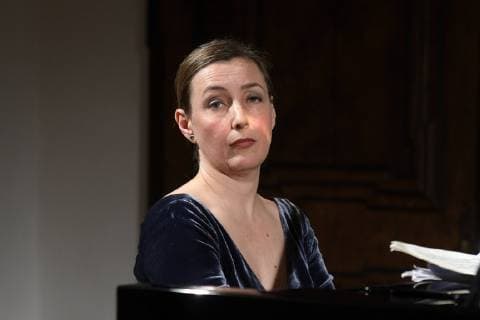 Lesung mit Musik der Kammerschauspielerin Julia Gschnitzer und der bulgarischen Top-Pianistin Biliana Tzinlikowa zum Thema Frauen - meine Kunst lass ich nicht liegen , im Rahmen der Veranstaltungsreihe Frozen Flowers , der Salzkammergut Festwochen in Gmunden, im Klostersaal Traunkichen. Dieses Bild zeigt die bulgarische Top-Pianistin Biliana Tzinlikowa am Flügel 2019 - Lesung mit Musik der Kammerschauspielerin Julia Gschnitzer und der bulgarischen Top-Pianistin Biliana Tzinlikowa zum Thema Frauen - meine Kunst lass ich nicht liegen , im Rahmen der Veranstaltungsreihe Frozen Flowers , der Salzkammergut Festwochen
