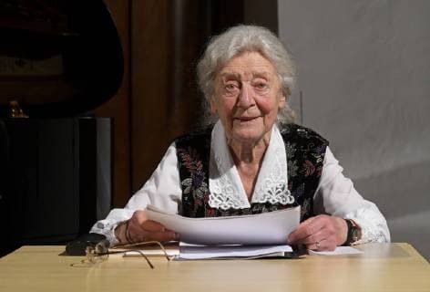 Lesung mit Musik der Kammerschauspielerin Julia Gschnitzer und der bulgarischen Top-Pianistin Biliana Tzinlikowa zum Thema Frauen - meine Kunst lass ich nicht liegen , im Rahmen der Veranstaltungsreihe Frozen Flowers , der Salzkammergut Festwochen in Gmunden, im Klostersaal Traunkichen. Dieses Bild zeigt die Kammerschauspielerin Julia Gschnitzer während ihres Vortrags 2019 - Lesung mit Musik der Kammerschauspielerin Julia Gschnitzer und der bulgarischen Top-Pianistin Biliana Tzinlikowa zum Thema Frauen - meine Kunst lass ich nicht liegen , im Rahmen der Veranstaltungsreihe Frozen Flowers , der Salzkammergut Festwochen