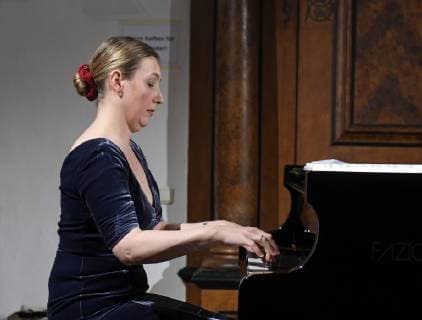Lesung mit Musik der Kammerschauspielerin Julia Gschnitzer und der bulgarischen Top-Pianistin Biliana Tzinlikowa zum Thema Frauen - meine Kunst lass ich nicht liegen , im Rahmen der Veranstaltungsreihe Frozen Flowers , der Salzkammergut Festwochen in Gmunden, im Klostersaal Traunkichen. Dieses Bild zeigt die bulgarische Top-Pianistin Biliana Tzinlikowa am Flügel 2019 - Lesung mit Musik der Kammerschauspielerin Julia Gschnitzer und der bulgarischen Top-Pianistin Biliana Tzinlikowa zum Thema Frauen - meine Kunst lass ich nicht liegen , im Rahmen der Veranstaltungsreihe Frozen Flowers , der Salzkammergut Festwochen