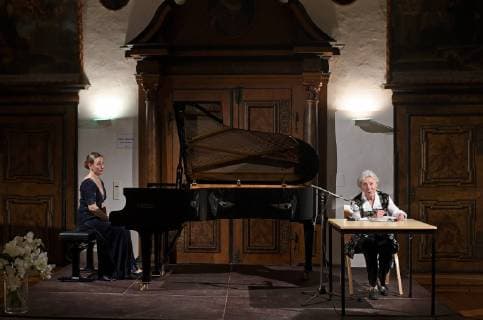 Lesung mit Musik der Kammerschauspielerin Julia Gschnitzer und der bulgarischen Top-Pianistin Biliana Tzinlikowa zum Thema Frauen - meine Kunst lass ich nicht liegen , im Rahmen der Veranstaltungsreihe Frozen Flowers , der Salzkammergut Festwochen in Gmunden, im Klostersaal Traunkichen. Dieses Bild zeigt die bulgarische Top-Pianistin Biliana Tzinlikowa am Flügel und die Kammerschauspielerin Julia Gschnitzer am Lesetisch 2019 - Lesung mit Musik der Kammerschauspielerin Julia Gschnitzer und der bulgarischen Top-Pianistin Biliana Tzinlikowa zum Thema Frauen - meine Kunst lass ich nicht liegen , im Rahmen der Veranstaltungsreihe Frozen Flowers , der Salzkammergut Festwochen
